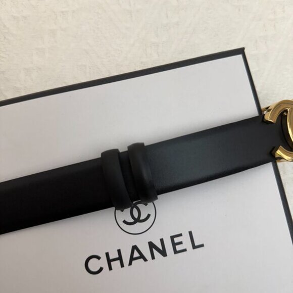 Opulent Quilted Belt with Textured Gold Buckle - Picture 5 of 7